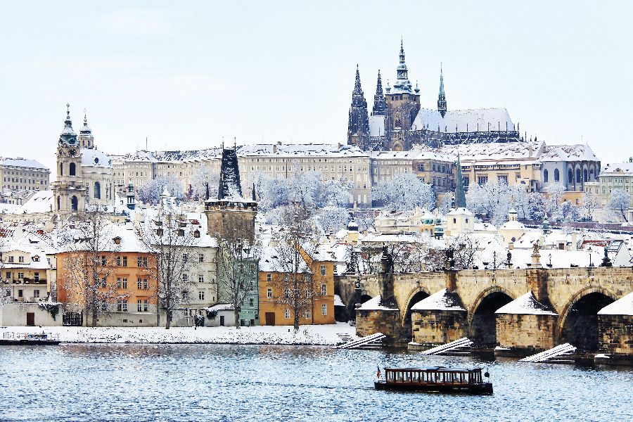 Prága a Hradzsinnal télen: Csehország máig a legjómódúbb visegrádi ország <br> Fotó: Shutterstock