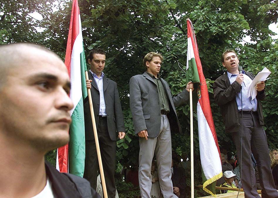 A Jobbik tüntetése a Magyar Televíziónál 2002-ben. Vona Gábor elnökségi tag, Kovács Dávid alapító elnök és Nagy Ervin elnök<br>Fotó: MTI / Bruzák Noémi,