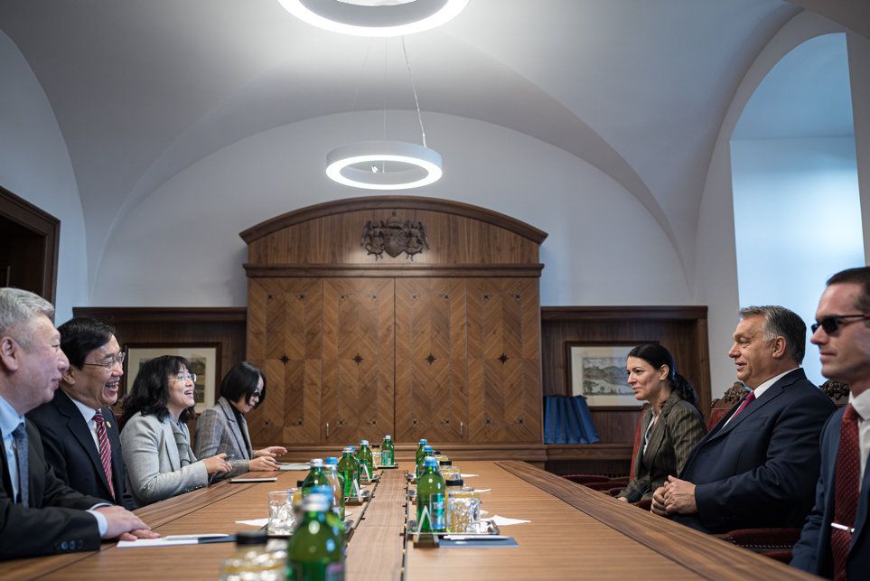 Orbán Viktor kormányfő (j) és Hszü Ning-seng, a sanghaji központú Fudan Egyetem rektora (b2) tárgyal a Karmelita kolostorban 2019. október 31-én. (MTI/Miniszterelnöki Sajtóiroda/Benko Vivien Cher)