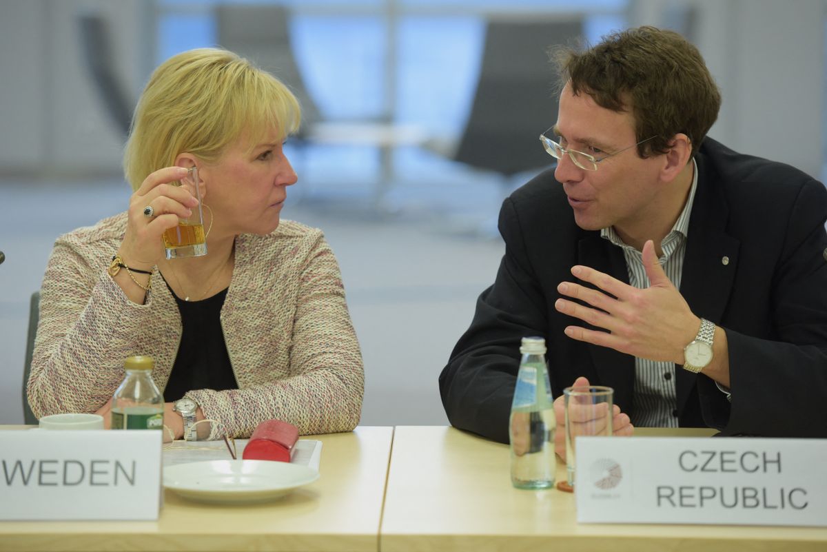 Petr Drulák cseh külügyminiszter-helyettes Margot Wallstrom svéd külügyminiszterrel beszélget a rigai uniós miniszteri találkozón 2015. március 7-én   (forrás: ILMARS ZNOTINS / AFP)