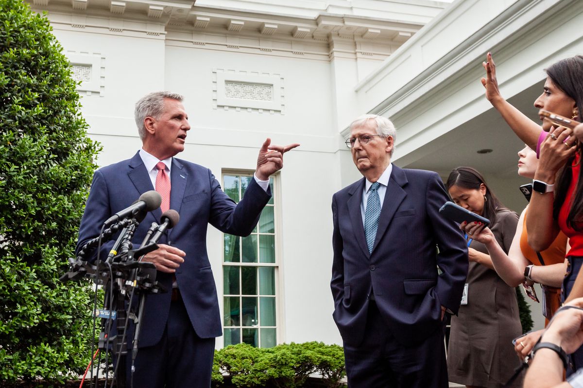 Kevin McCarthy, a Képviselőház elnöke és Mitch McConnell, a republikánusok szenátusi vezetője sajtótájékoztatót tart 2023. május 16-án az elnökkel való megbeszéléseiket követően a Fehér Háznál  (forrás: Allison Bailey / NurPhoto via AFP)