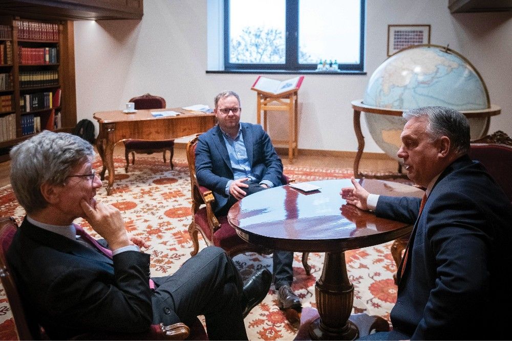 Orbán Viktor és Jeffrey Sachs a Karmelita kolostorban 2022. december 9-én. Mellettük Orbán Balázs, a miniszterelnök politikai igazgatója. Megbeszélésük középpontjában az ukrajnai háború volt, egyetértettek az azonnali tűzszünet és a béketárgyalások fontosságában <br> Fotó: MTI/Miniszterelnöki Sajtóiroda/Benkő Vivien Cher