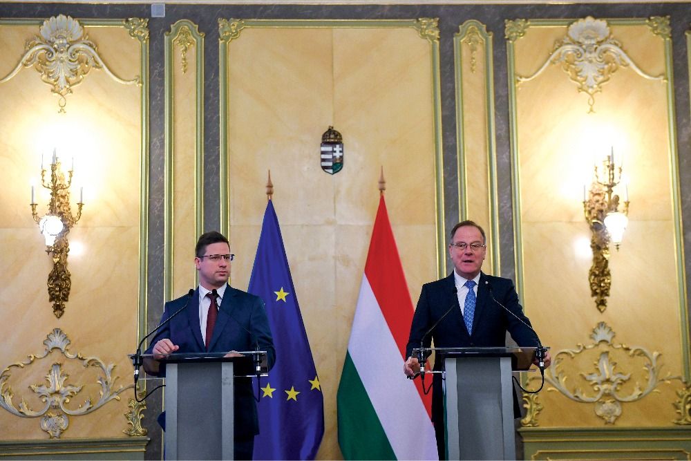 Gulyás Gergely Miniszterelnökséget vezető miniszter és Navracsics Tibor területfejlesztésért és az uniós források felhasználásáért felelős miniszter sajtótájékoztatója Budapesten 2022. december 13-án, miután az uniós tagállamok nagykövetei december 12-én pozitívan értékelték a magyar helyreállítási tervet, és az elfogadását javasolták az Európai Unió Tanácsának <br> Forrás: MTI/Illyés Tibor