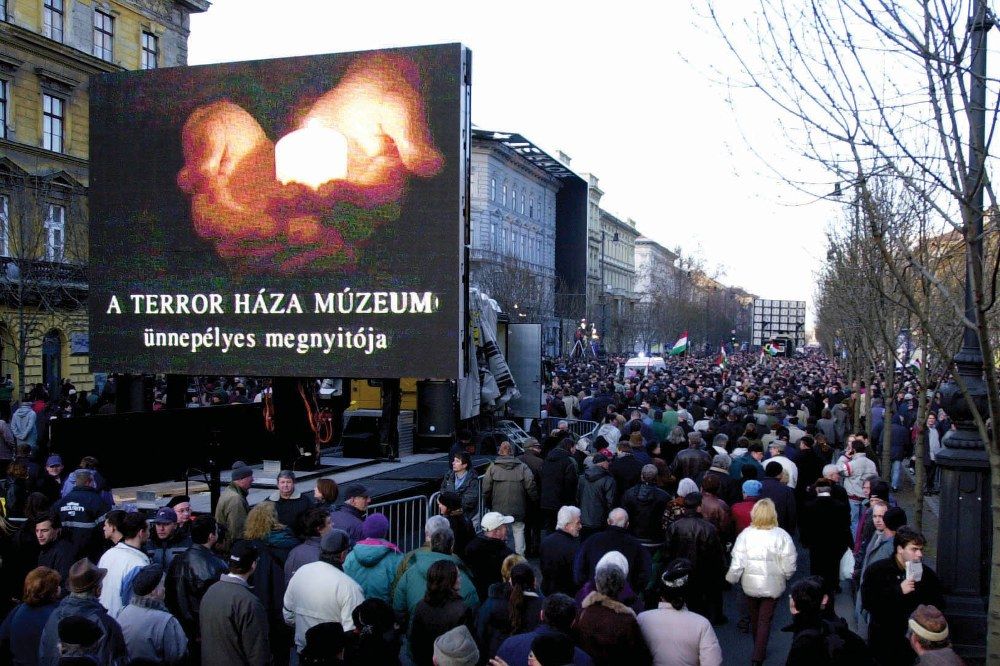 2002 februárjában több mint tízezer ember jelenlétében megnyílik a diktatúrák áldozatainak emléket állító Terror Háza Múzeum Budapesten, az Andrássy út 60. szám alatti épületben <br> Fotó: MTI/Tóth Gyula