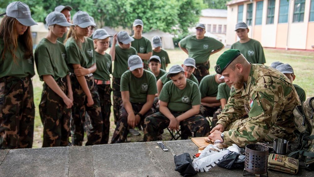 A bátonyterenyei Fáy András középiskolában megrendezett honvédelmi tábor. Fotó: MTI/Komka Péter