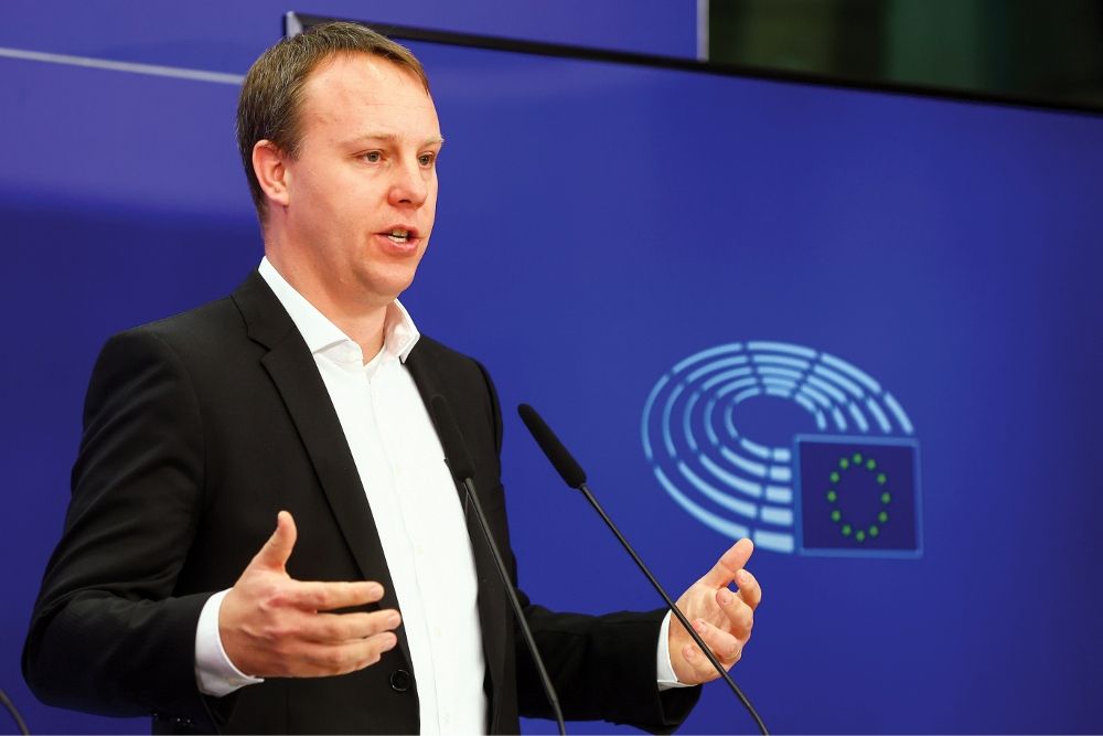 Daniel Freund német zöldpárti európai parlamenti képviselő azt mondta, hogy amíg a Fidesz alapjaiban nem változtat a politikáján, a kormány nem számíthat uniós pénzekre <br> Forrás: MTI/EPA/Stephanie Lecocq