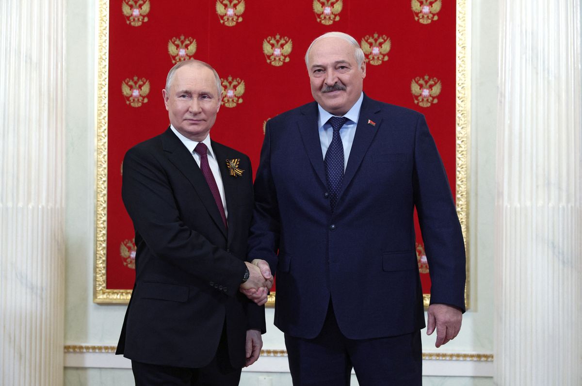 Vlagyimir Putin üdvözli belarusz kollégáját, Aljakszandr Lukasenkát a Győzelem napi ünnepségek előtt 2023. május 9-én Moszkvában   (forrás: Vladimir Smirnov / SPUTNIK / AFP)