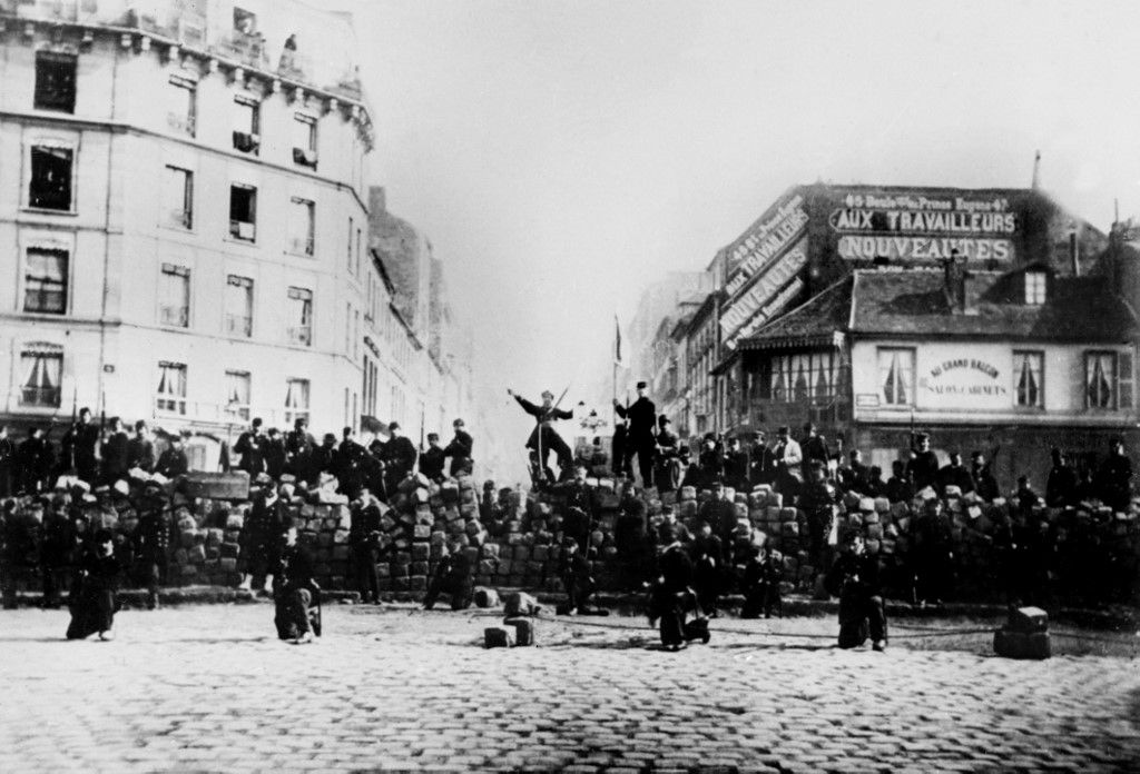 CENTENAIRE COMMUNE
1871. március 18-án készült kép a párizsi kommün lázadásáról a párizsi Boulevard de Ménilmontant-on.(Photo by ANONYME / AFP)