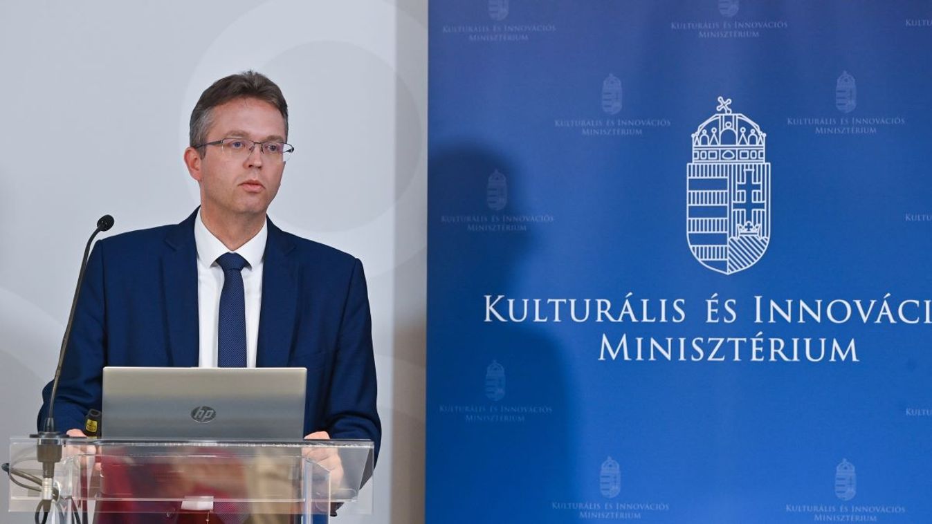 Hankó Balázs innovációért és felsőoktatásért felelős államtitkár a 2023-as felsőoktatási ponthatárokról tartott sajtótájékoztatón a Kulturális és Innovációs Minisztériumban 2023. július 27-én.