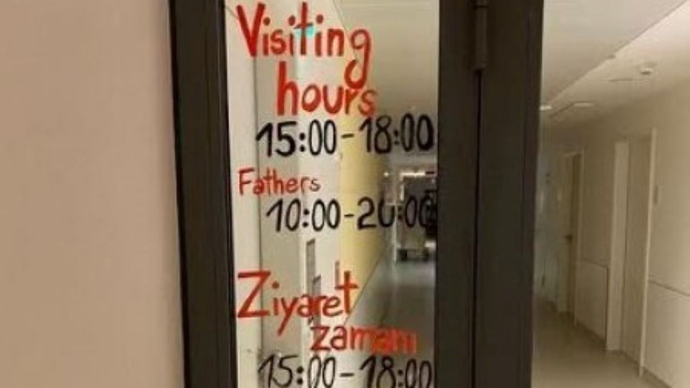Egy német kórház. Németország, Stuttgart, Katharinenhospital, szülészeti osztály. A felvétel most készült. A bejárati ajtón angolul(?), törökül és valamilyen arab nyelven van kiírva a látogatási idő. Németül már nincs.