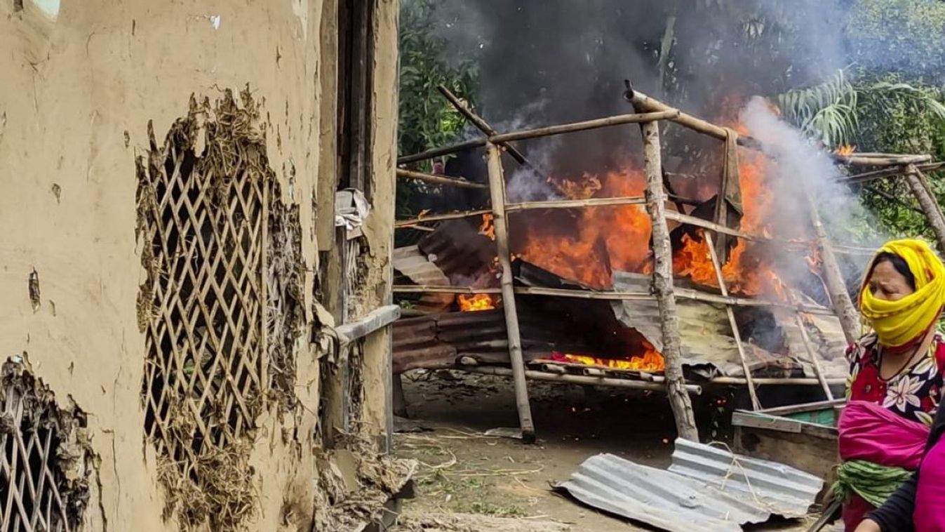Indiai nők felgyújtották az elkövető házát. Women burn the house of one of the men accused of parading two women naked in front of a mob during ongoing ethnic violence in India's northeastern Manipur state, at Wangjing Awang Leika village of Thoubal District some 26 Km from Manipur's capital Imphal on July 21, 2023. 