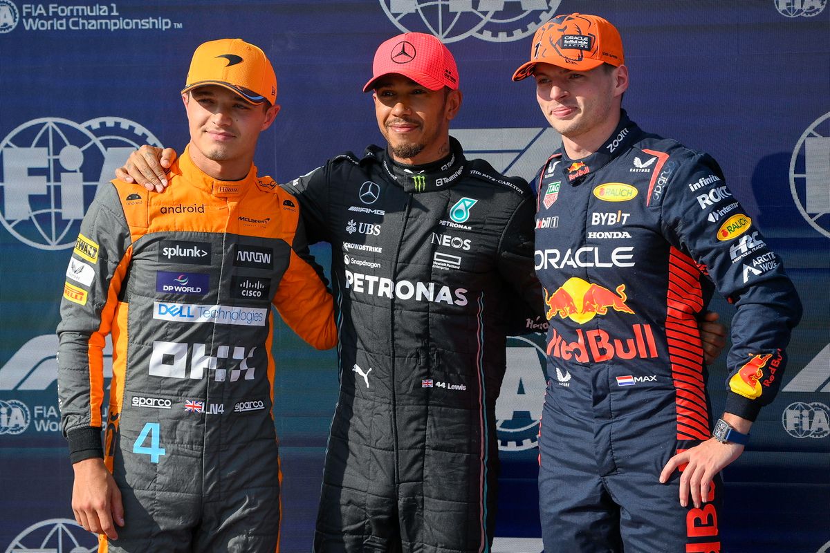 Mogyoród, 2023. július 22.
Az elsõ helyezett Lewis Hamilton, a Mercedes brit versenyzõje (k), a második helyen végzett Max Verstappen, a Red Bull holland pilótája (j) és a harmadik helyezett Lando Norris, a McLaren brit versenyzõje a Forma-1-es Magyar Nagydíj idõmérõ edzése után a mogyoródi Hungaroringen 2023. július 22-én.
MTI/Czeglédi Zsolt