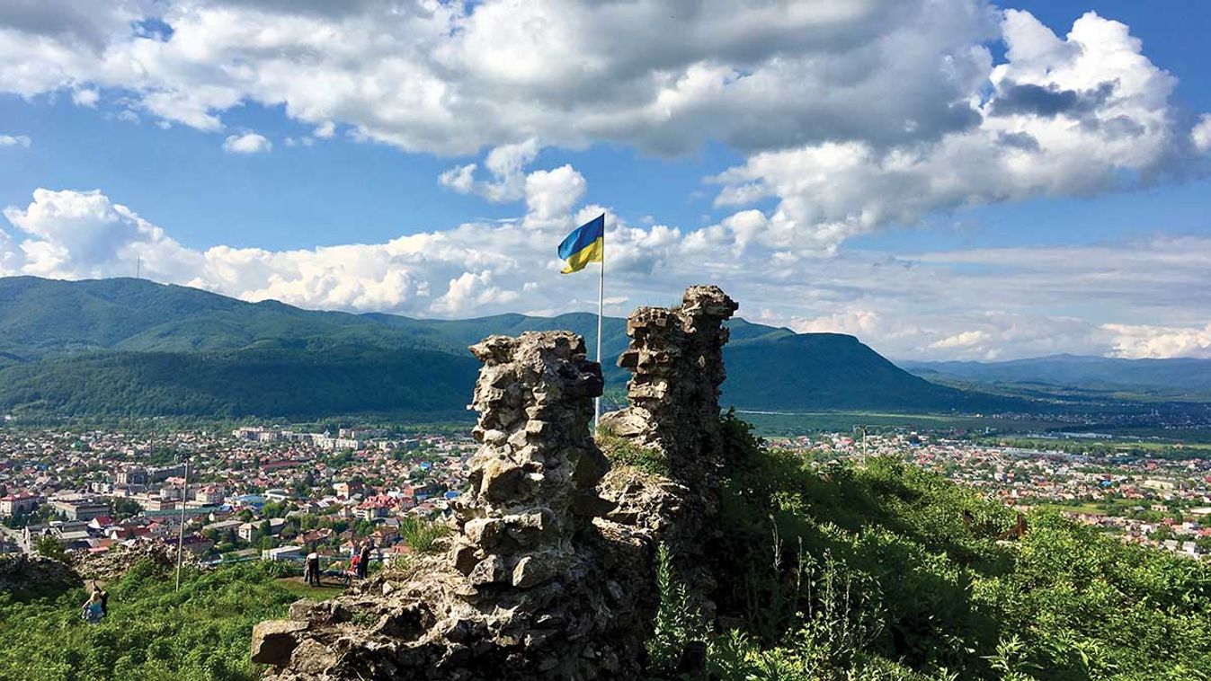 Ukrainian,Flag,On,The,Top,Of,Destroyed,Castle,In,Khust,