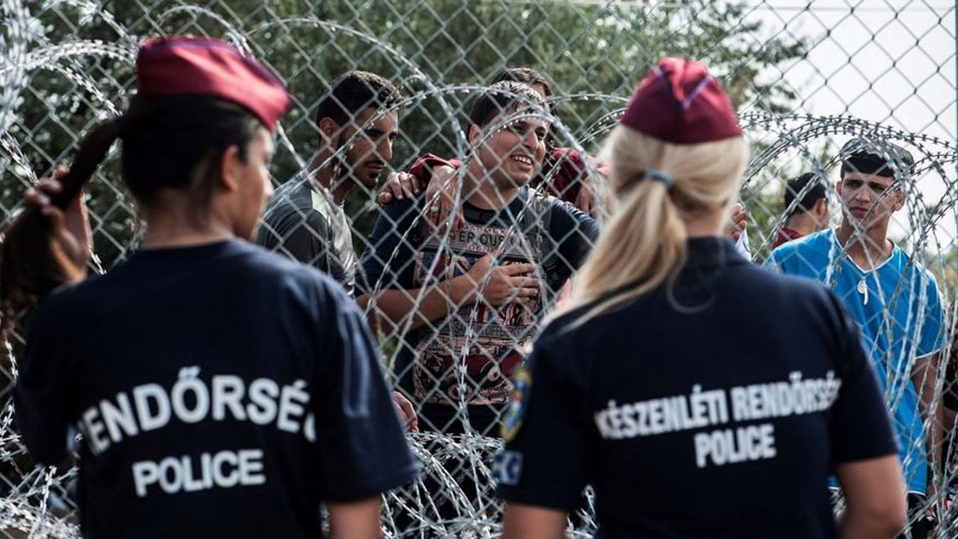 Nyitóképünk illusztráció, a képen: Migránsok a határ szerb oldalán a magyar oldalon álló rendőrnőkkel szemben a magyar-szerb határon, Röszke térségében 2015. szeptember 15-én.