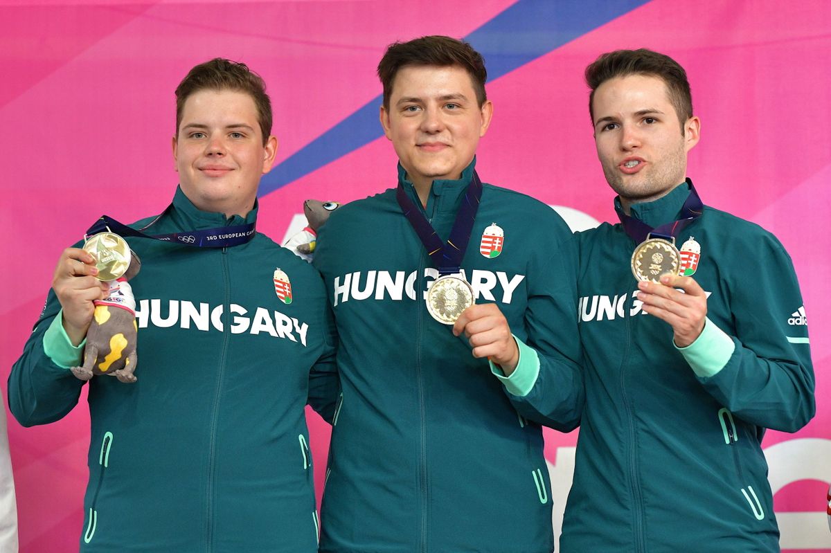 Az aranyérmes Hammerl Soma, Pekler Zalán és Péni István a kisöbű szabadpuska összetett szám csapatversenyének eredményhirdetésén az Európa-játékokon (kép: MTI/EPA-PAP/Sebastian Borowski)