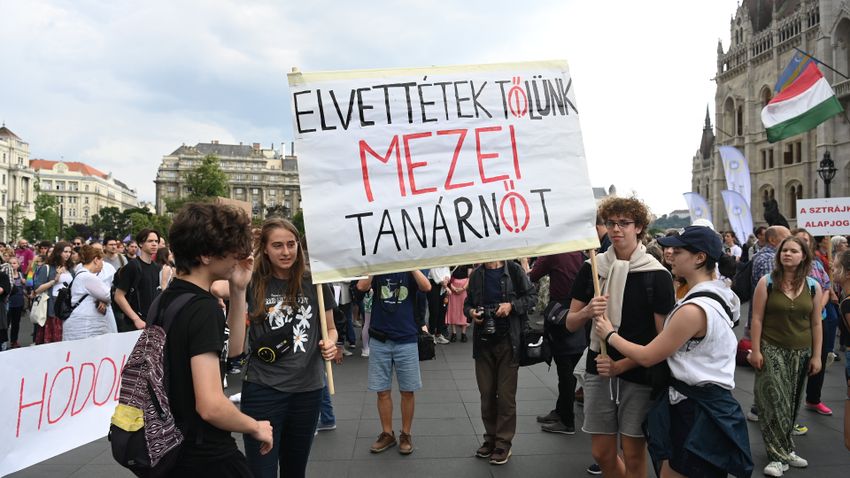 Résztvevők az új pedagóguséletpálya-törvény elleni tüntetésen a Kossuth téren, a Parlament előtt 2023. június 16-án.