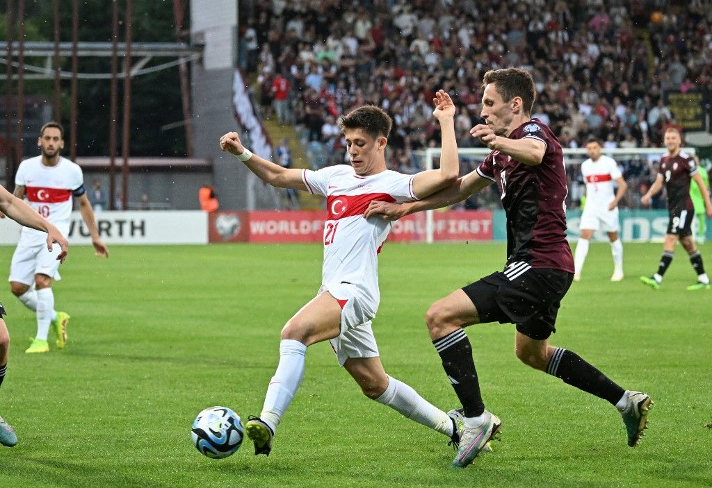 Arda Güler, a török labdarúgó-válogatott 18 éves játékosa a lettt válogatott elleni Eb-sejetező mérkőzésen2023. július 16-án
