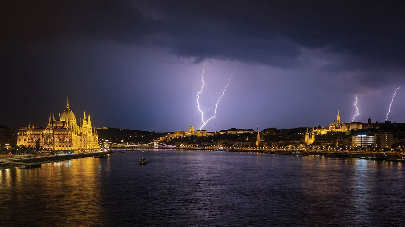 Thundersorm,Over,The,Danube,River,In,Budapest,,Hungary.,Parliament,Building