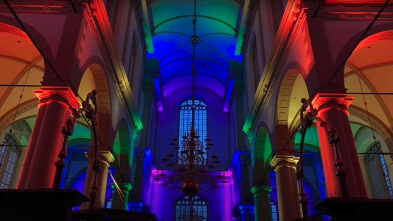 A Pride hónap alkalmából szivárványszín kivilágítást kapott egy amszterdami templom.