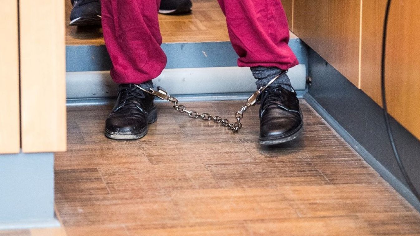 Rhineland-Palatinate, Mainz: The defendant enters the courtroom in shackles. The Tunisian is said to have attacked and killed his girlfriend with a knife in Worms in March. According to the court, the accused is said to suffer from a psychotic disorder. 