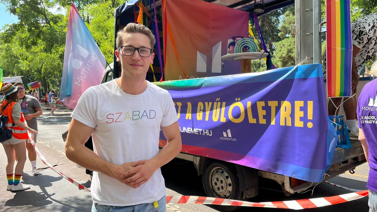 Bedő Dávid a Pride-on: Nem akarok olyan országban élni, ahol „fasiszták” festik át a szivárványos padokat - Mandiner