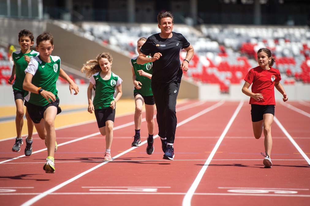 Sebastian Coe, a Nemzetközi Atlétikai Szövetség elnöke, kétszeres olimpiai bajnok a Budapest Honvéd és a Gödöllői EAC ifjú atlétái kíséretében avatja fel a Nemzeti Atlétikai Központot