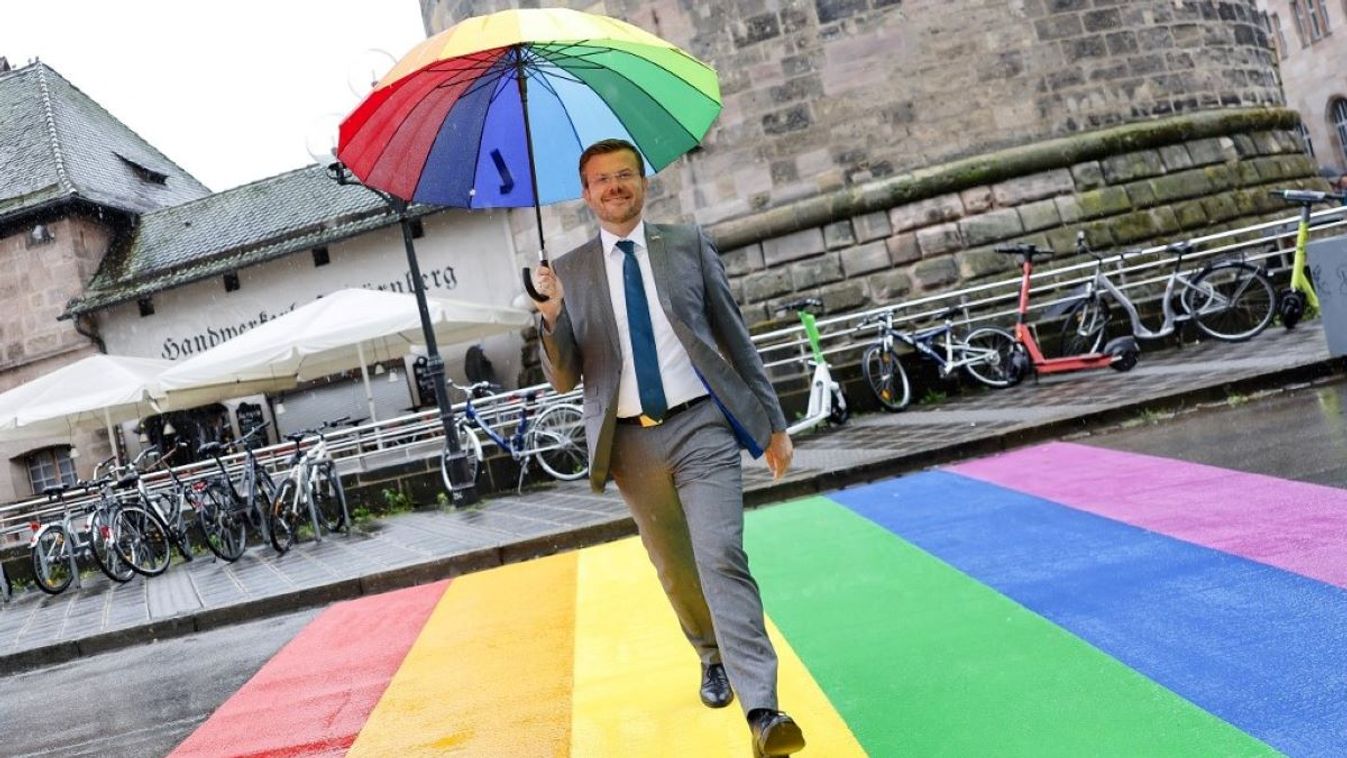 Lord Mayor Marcus König (CSU) walks across the new rainbow crosswalk on Königstraße. The rainbow crosswalk is intended as a signal for an open Nuremberg at the entrance to the old town on Königsstraße.