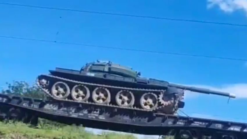 Orosz tankok érkeznek az ukrán határra.