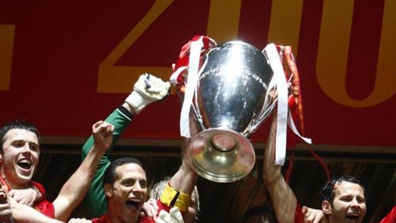 Manchester United players celebrate with the Champions League trophy final at the Luzhniki stadium in Moscow