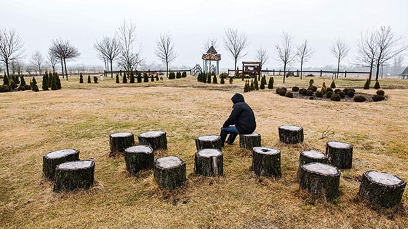 Balra gyógyító domb, aurafotózás, jobbra minigolf - Éjjel-nappal csodavárás