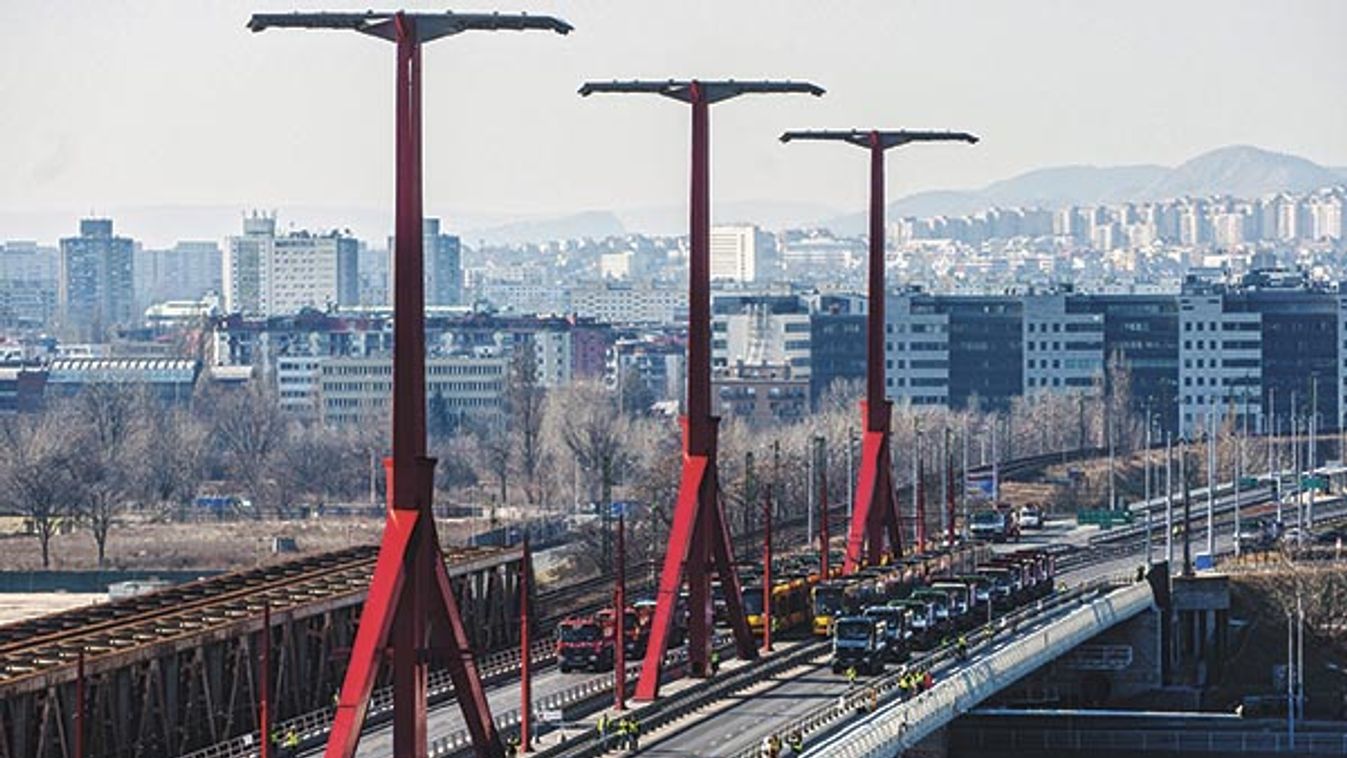 Majdnem húsz év várakozás után: felgördültek a hídra az első Combinók