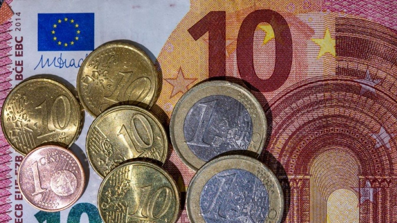 A banknote and euro coins with a value of 12.41 euros lie on a table. The general statutory minimum wage in Germany is to rise from 12.00 to 12.41 euros on Jan. 1, 2024, and to 12.82 euros on Jan. 1, 2025. This proposal was presented by the responsible minimum wage commission in Berlin.