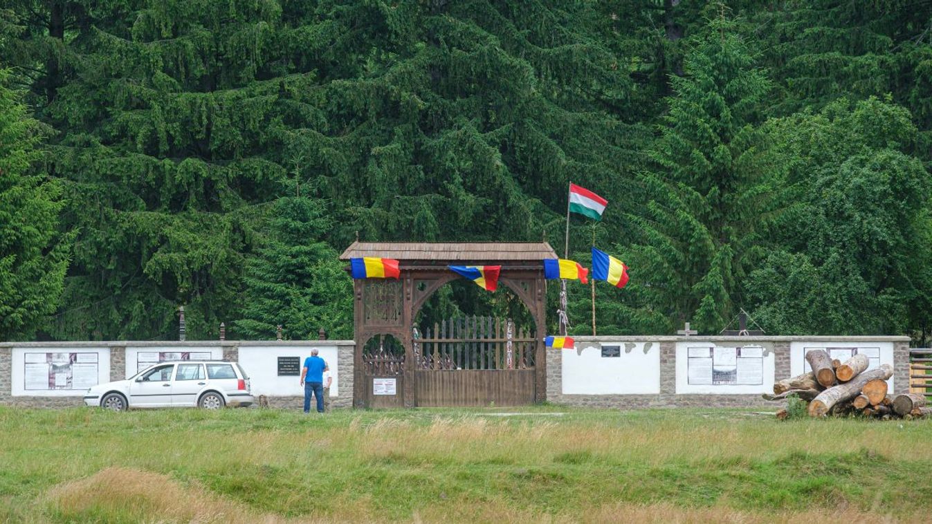 Román és magyar nemzeti lobogók az úzvölgyi katonatemetőben 2023. július 11-én.