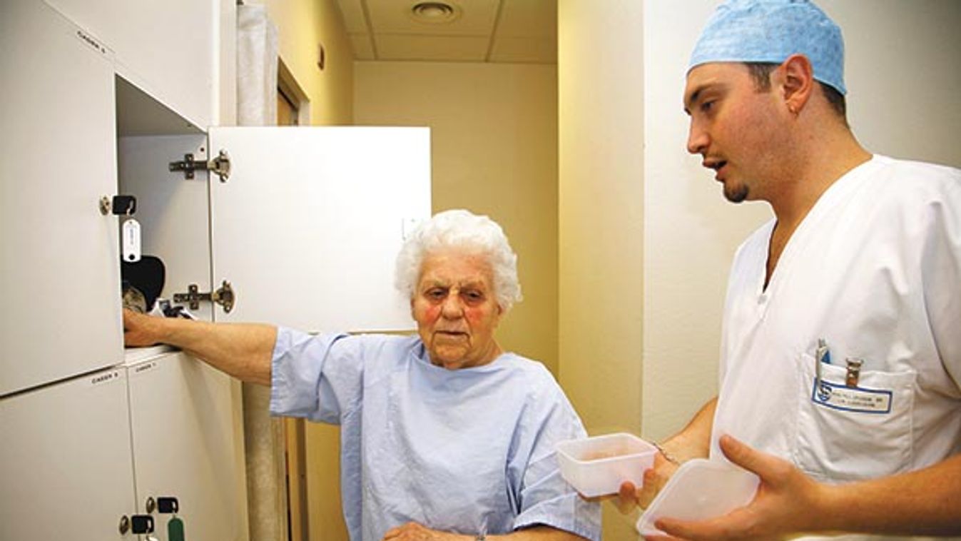 ELDERLY HOSP. PATIENT WITH NURSE