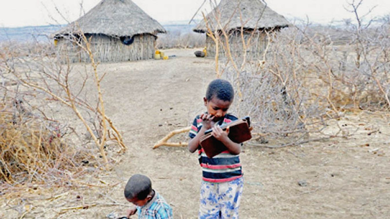 Etióp gyerekek táblagépen tanulnak olvasni