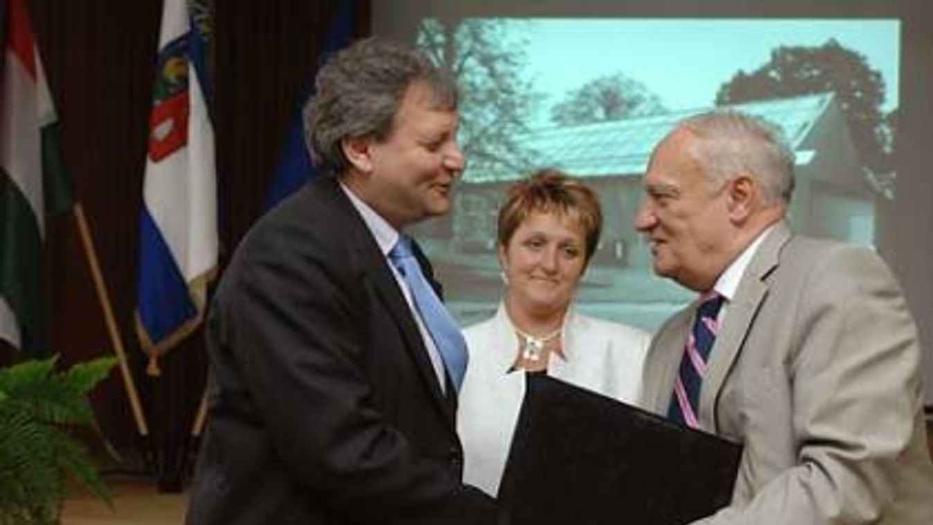 Leváltják a legnépszerűbb minisztert?