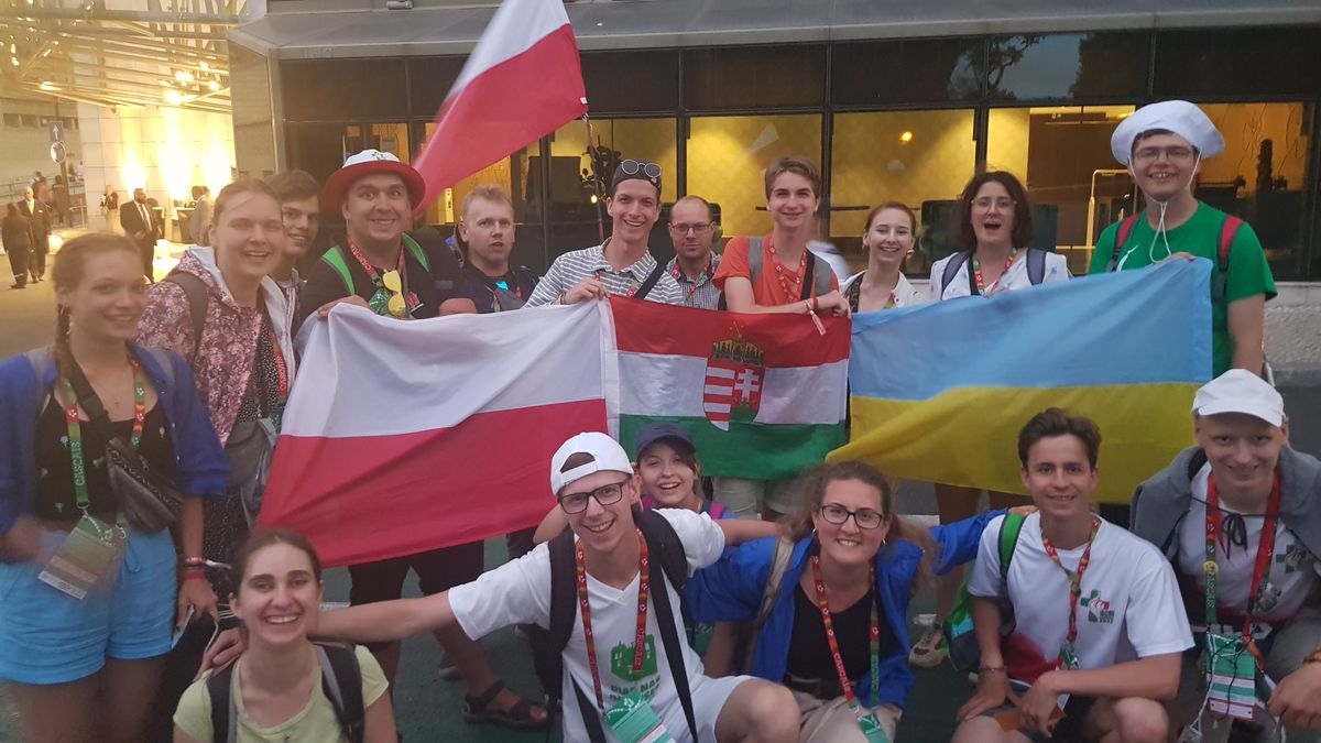 Magyar és lengyel fiatalok a lisszaboni Ifjúsági Találkozón.