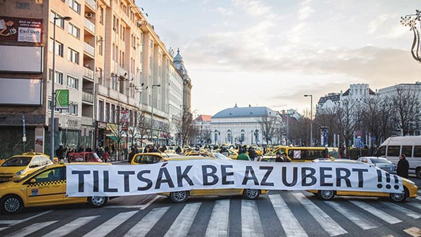Útblokáddal tiltakoztak Budapest szívében a taxisok