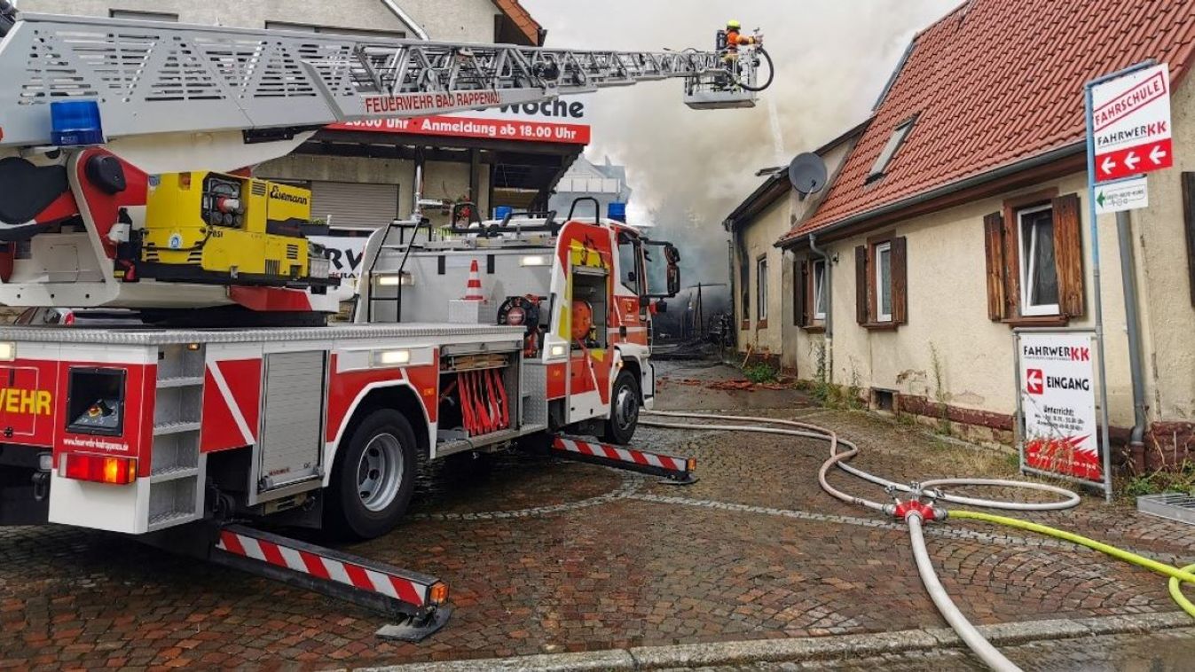 A fire engine stands at the scene of a fire in Babstadter Straße in Bad Rappenau. A gas bottle that burst into flames during a barbecue set a single-family house in the Heilbronn district ablaze. In the emergency on Sunday afternoon, one person was slightly injured, according to police.