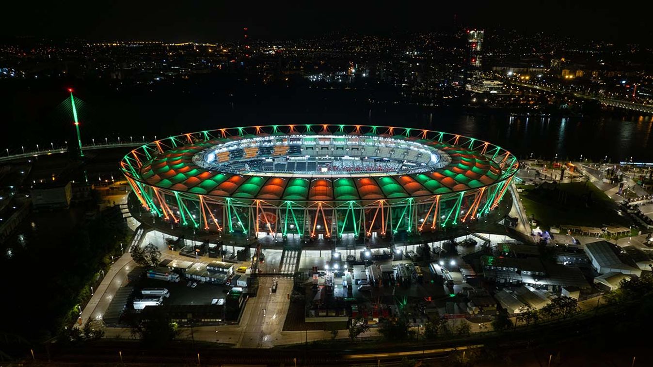 A drónnal készült felvételen a kivilágított Nemzeti Atlétikai Központ 2023. augusztus 16-án, három nappal a budapesti atlétikai világbajnokság kezdete előtt. Magyarország történetének legnagyobb sporteseményét augusztus 19. és 27. között rendezik.