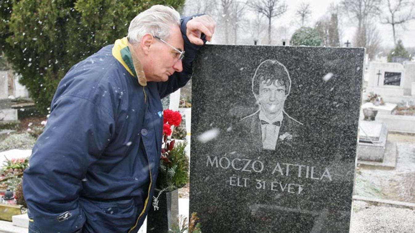 Kocsijában lőtték szitává