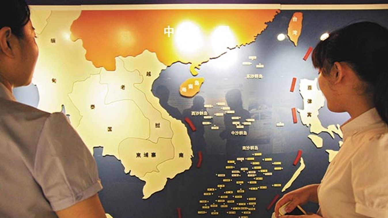 Citizens Visit Nanjing Ocean National Defense Education Museum