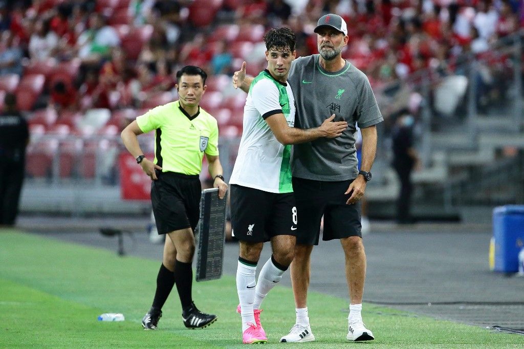 Jurgen Klopp, manager of Liverpool with Dominik Szoboszlai during the pre-season friendly match between Liverpool and Leicester City at National Stadium on July 30, 2023 in Singapore.
 (Photo by Suhaimi Abdullah/NurPhoto) (Photo by Suhaimi Abdullah / NurPhoto / NurPhoto via AFP)