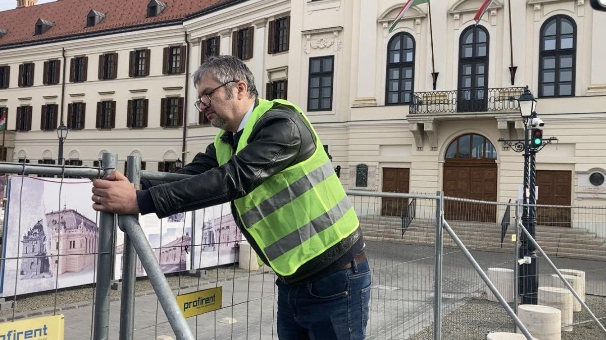 Jól értem, hogy Orbán után Hadházy is elment az Ungár-villába?