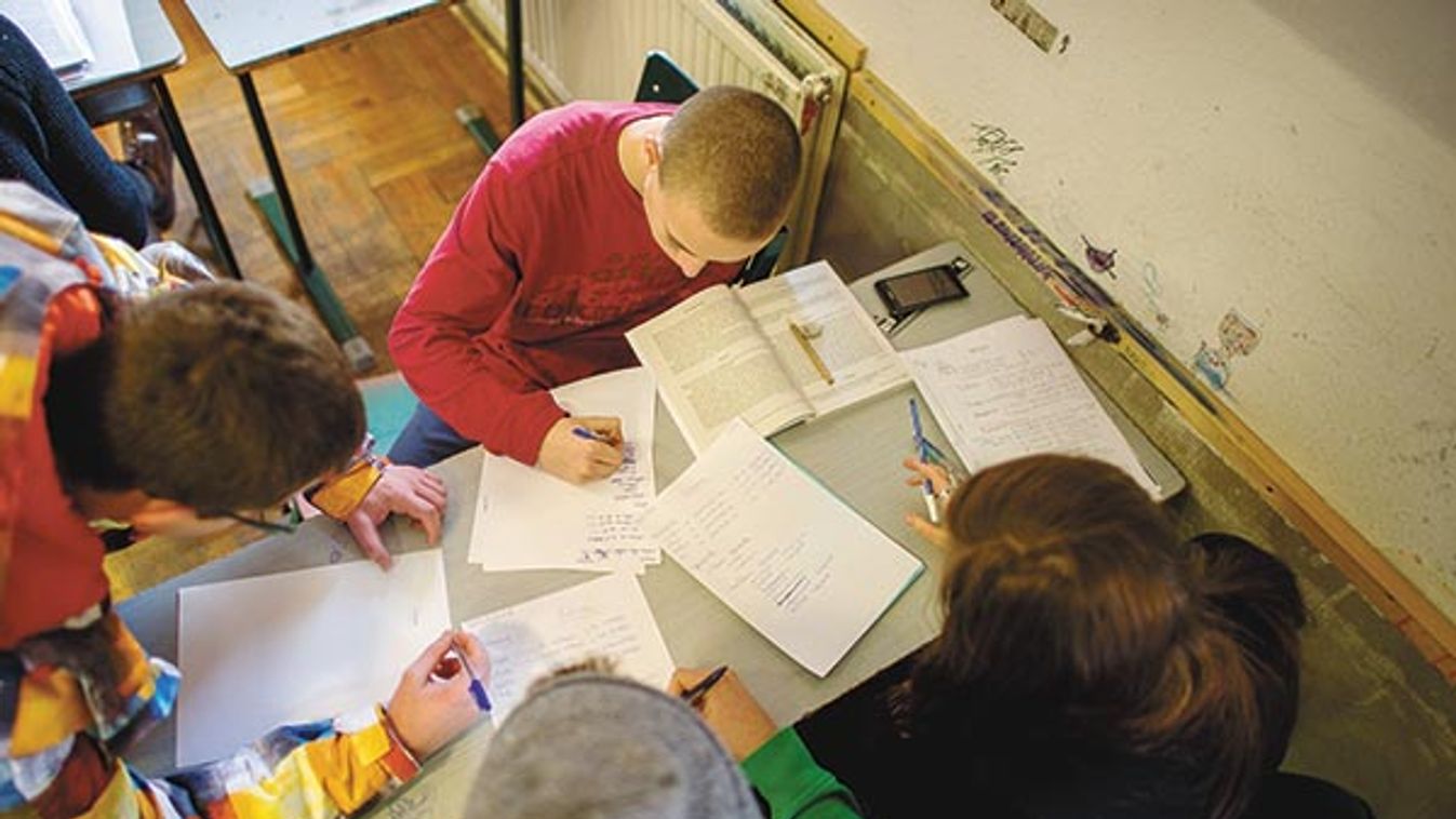 Nem segít többé - Sajátos indoklás: a kormány ettől reméli, hogy a diákok, a szülők és a pedagógusok motiváltabbak lesznek