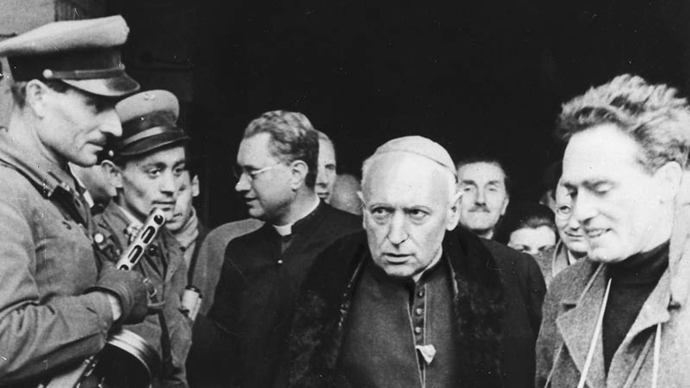 Josef Mindszenty - Kardinal, Primas von Ungarn - nach seiner Befreiung durch die Aufständischen in Budapest