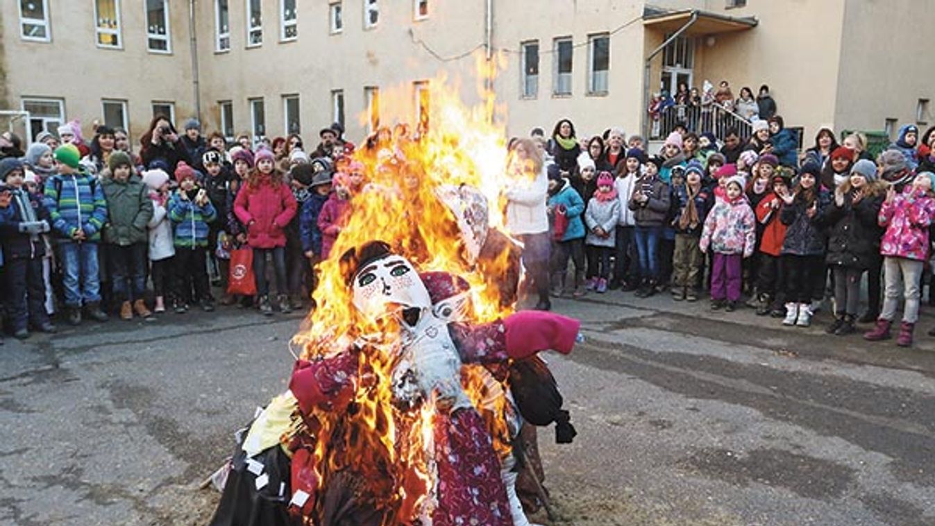 Tűzzel űzték a telet - égtek a kiszebábok