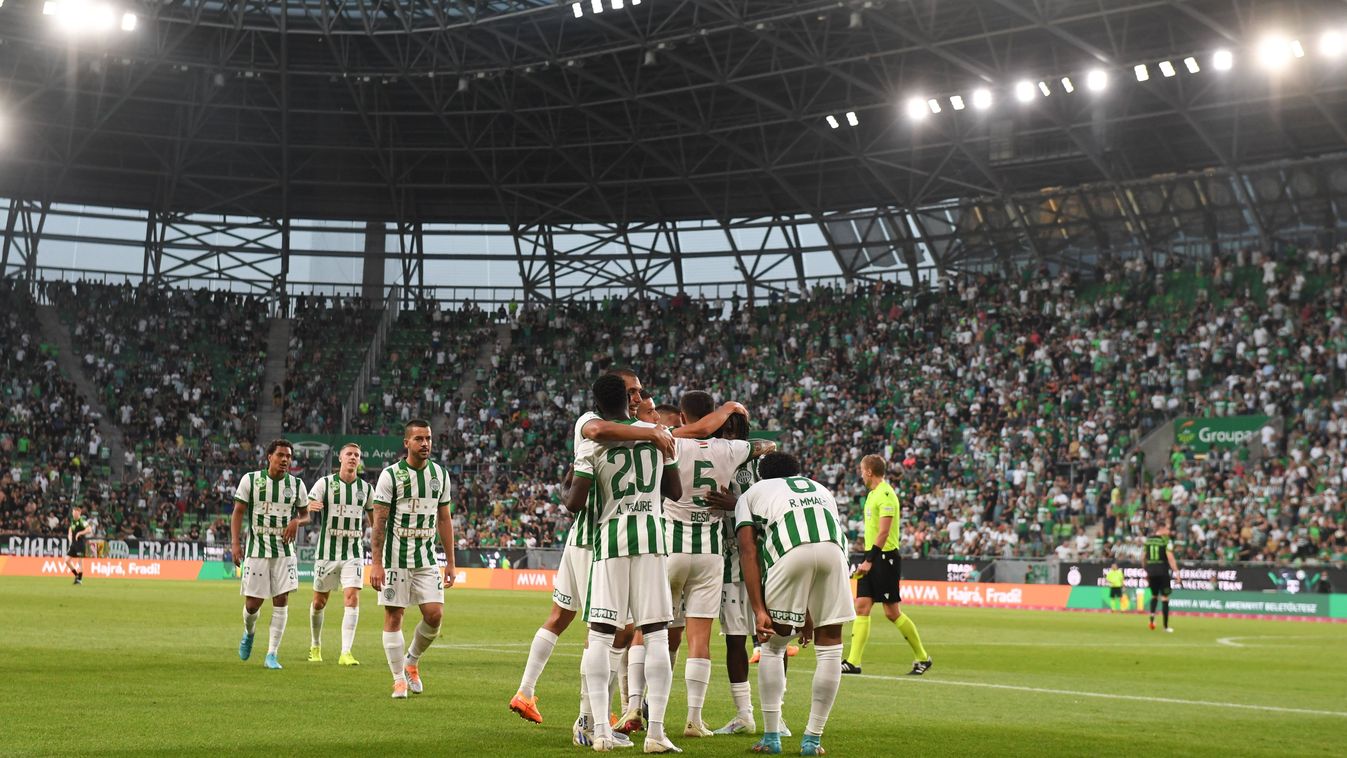 A Ferencváros labdarúgócsapatának játékosai gólt ünnepelnek a Groupama Arénában