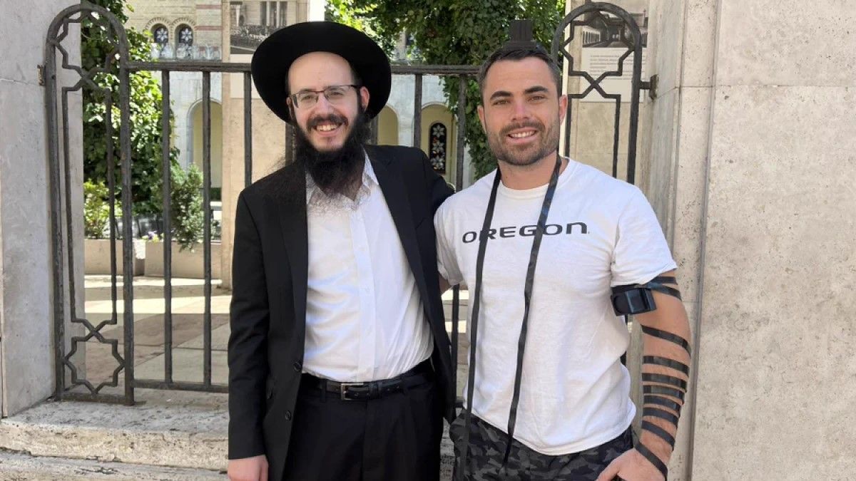 A Dohány utcában egy rabbival közösen imádkozott Andrew Pollack fia – az amerikai írót lenyűgözte Budapest – Mandiner