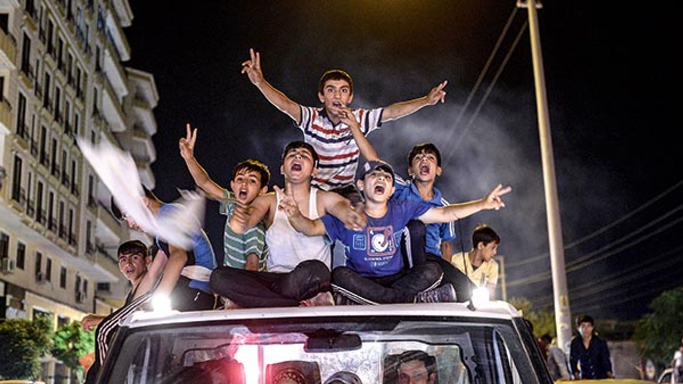 A teljhatalom végét ünnepelték - Elpártolt törökök